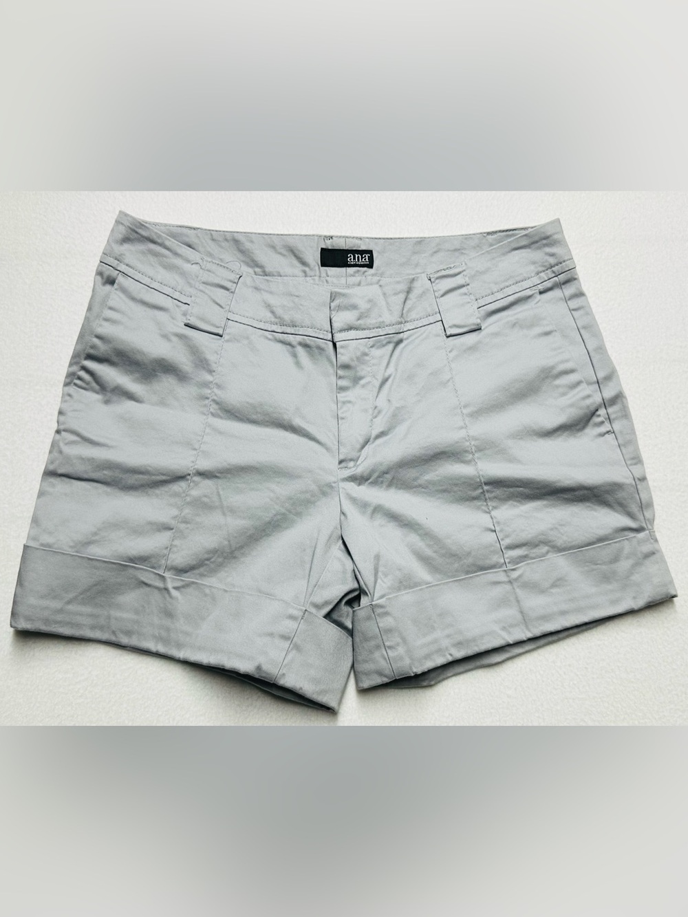 a.n.a A New Approach Women’s Cuffed Shorts – Size 6 – Light Gray – 5” Inseam